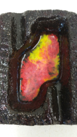Zwarte asbak rood geel gevlamde binnenkant / Black ashtray glaced red yellow inside