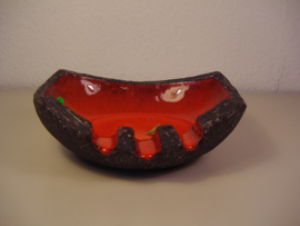 Mooie oranje asbak van Artistique . / Nice orange ashtray by Artistique