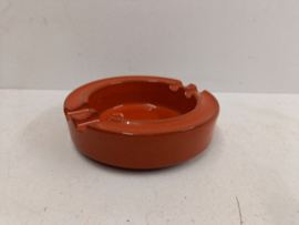 Mooie oranje asbak. / Nice orange ashtray.