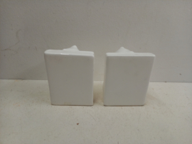 Boekensteuntjes in wit keramiek poesjes. / Bookends in white ceramics pussies