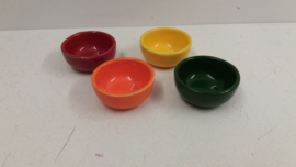 Setje kleine schaaltjes in 4 kleuren 7 cm. / Set little bowls in 4 colors 2.7 inch