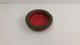 Rode asbak met groene rand 15.5 cm. / Red ashtray with green edge 6.1 inch.