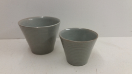 2 grijze bloempotten met ribbels / 2 gray planters with ribs.
