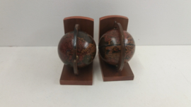 Boekensteuntjes met wereldbol 15.5 x 18 cm./ Bookends with globes 6.1 x 7.1 inch.