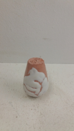 Beige mini vaasje met dikke witte glazuur 6.5 cm. / Beige mini vase with fat white glace 2.55 inch.