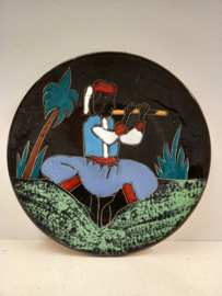 Bord met man met gele fluit 23,5 cm. / Plate with man with yellow whistle 23,5 cm.