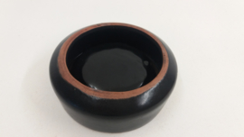 Strehla oranje asbak met fatlava 14 cm. / Orange ashtray with fatlava 5.1 inch.