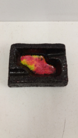 Zwarte asbak rood geel gevlamde binnenkant / Black ashtray glaced red yellow inside