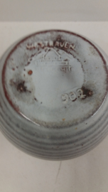 West-raven vaas in grijs nr. 902  / West-raven vase in gray nr. 902
