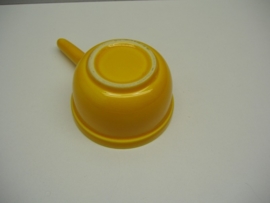 Sauskommetje in geel met een steeltje. / Little sauce bowl in yellow with a handle