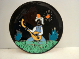 Een man met een gele gitaar 23,5 cm. / A man with a yellow guitar 23.5 cm.