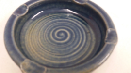 Blauwe asbak van Jan de Graaf 15 cm. / Blue ashtray by Jan de Graaf 5.9 inch.