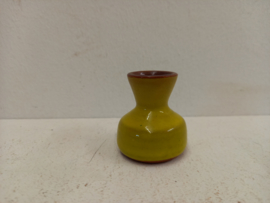 Klein groen vaasje 4.5 x 4 cm. / Little vase in green 1.77 x 1.57  inch.