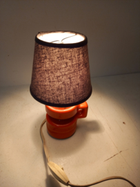 Oranje tafellampje met stoffen kap / Orange little table lamp with fabric shade