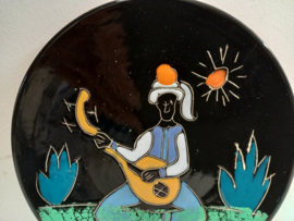 Een man met een gele gitaar 23,5 cm. / A man with a yellow guitar 23.5 cm.