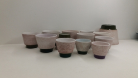 Bloempotten grove structuur paars nr. 2117 / Planters with coarse relief  nr. 2117