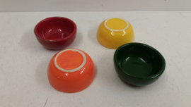 Setje kleine schaaltjes in 4 kleuren 7 cm. / Set little bowls in 4 colors 2.7 inch