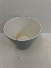 Bloempot grijs lijntjes 13.5 cm. / Planter in gray with lines 5.31 inch.