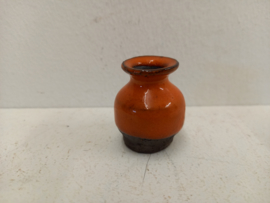 Klein groen vaasje 4.5 x 4 cm. / Little vase in green 1.77 x 1.57  inch.