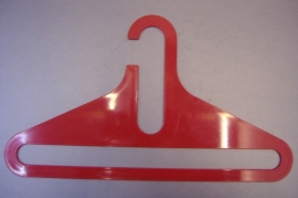 Retro klerenhanger in rood plastic / Retro clothes hanger in red plastics