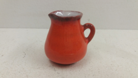 Klein rood vaasje Crea kunstnijverheid. / Small red vase Crea arts and crafts.