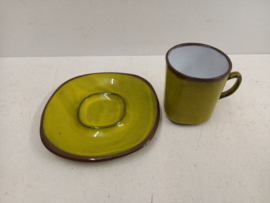 Retro kop en schotel in geel  / Retro cup and saucer in yellow