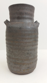Vaas in grijs bruin van Jan de Graaf / Vase in gray brown by Jan de Graaf