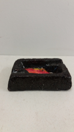 Zwarte asbak rood geel gevlamde binnenkant / Black ashtray glaced red yellow inside