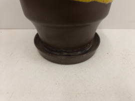 Grote bruine hangpot met gele glazuur. / Large brown hanging planter with yellow glace.