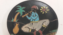 Tunesisch wandbord met een man 18 cm. / Tunisian wall plate with a man 7.1 inch.
