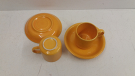 Kop en schotel in geel keramiek / Cup and Saucer in yellow ceramics