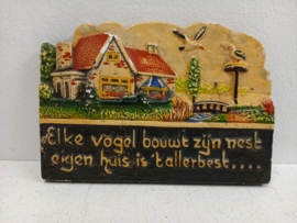 Spreukentegeltje  " Elke vogel bouwt zijn nest eigen huis is het allerbest "