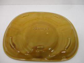 Sèvres fondue bord in bruin. / Sèvres fondue plate in brown.