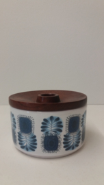 Een deksel doosje in wit met blauw decor.  / A lid box in white with blue decor.