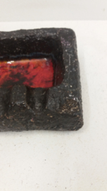 Zwarte asbak rood gevlamde binnenkant / Black ashtray glaced red inside