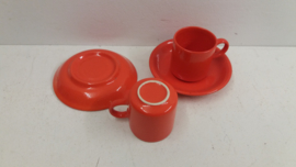 Kop en schotel in oranje keramiek / Cup and Saucer in orange ceramics