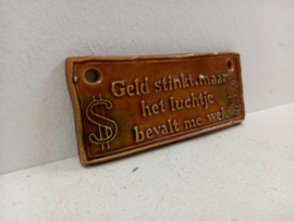 Wandtegeltje : < Geld stinkt maar het luchtje bevalt me wel. >