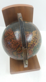 Boekensteuntjes met wereldbol 15.5 x 18 cm./ Bookends with globes 6.1 x 7.1 inch.