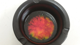 Asbak met oranje en rode afwerking / Ashtray black with red and orange finish