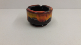 Asbakje in bruin met rode en gele glazuur / Ashtray in brown with red and yellow glace