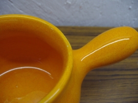 Kommetjes met steeltje oranje en paars / Litlle bowls with a handle orange and purple