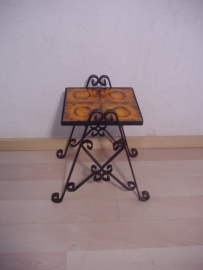 Bijzettafeltje gietijzer en oranje tegels. / Side table cast iron and orange tiles