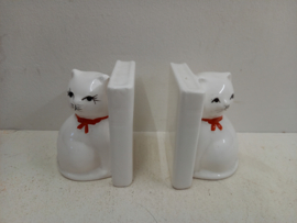 Boekensteuntjes in wit keramiek poesjes. / Bookends in white ceramics pussies