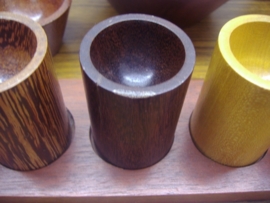 Eierdopjes en pindaset divers hout / Egg cups and peanut bowl divers wood