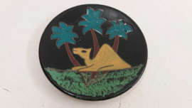 Tunesisch wandbord met een kameel 18 cm. / Tunisian wall plate with a camel 7.1 inch.