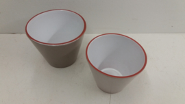 2 grijze bloempotjes nummer 26-2 / 2 gray planters number 26-2