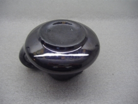 Kannetje zwart lusterglazuur 7 cm. Erica / Little jug in black lusterglaze 2.7 inch. Erica