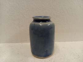 J vaasjes in blauw 3 tot en met 5.5 cm. / Little J vases in blue 1.18 till 2.16 inch