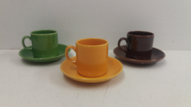 Kop en schotels geel, bruin en groen / Cup and Saucers yellow, brown and green