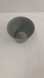 2 grijze bloempotten met ribbels / 2 gray planters with ribs.
